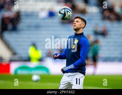 Glasgow, Schottland, Großbritannien. Glasgow, Großbritannien. 25. März 2023. 25. März 2023; Hampden Park, Glasgow, Schottland: Euro 2024 Qualifier Football, Schottland gegen Zypern; Ryan Christie aus Schottland wärmt sich auf Credit: Action Plus Sports Images/Alamy Live News Credit: Action Plus Sports Images/Alamy Live News Stockfoto