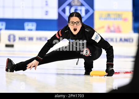 Kerri Einarson, Kanada, in Aktion während des Spiels zwischen Kanada und Japan während der Qualifikationsspiele der LGT World Women's Curling Championsh Stockfoto