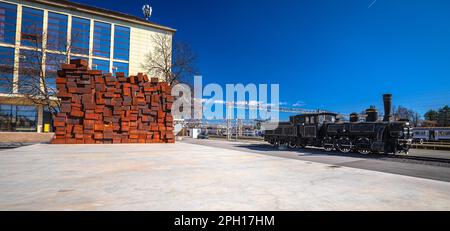 Holocaust-Gedenkstätte und Kohledampflokomotive am Hauptbahnhof Zagreb mit Panoramablick auf die Hauptstadt von Kroatien Stockfoto