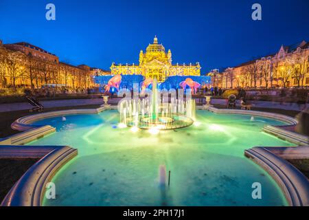 Kunstpavillon und Brunnen auf dem King Tomislav Platz in Zagreb, abendlicher Blick auf die Hauptstadt von Kroatien Stockfoto