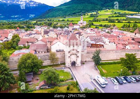 Befestigte Dorf Glurns oder Glurns im Vinschgau Luftbild. Region Trentino in Italien. Stockfoto