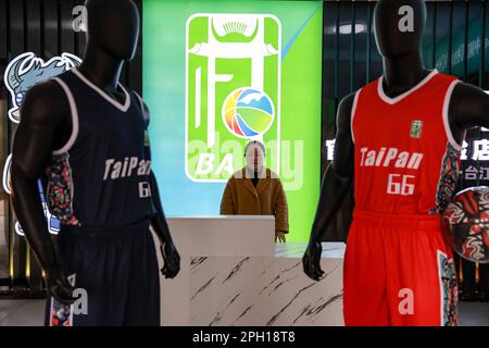 (230325) -- TAIJIANG, 25. März 2023 (Xinhua) -- Ein Mitarbeiter wird in einem Basketball-Shop in Taipan Village, Taijiang County, Provinz Guizhou im Südwesten Chinas gesehen, 25. März 2023. „Village Basketball Association“ oder „Village BA“ ist ein Basketballturnier mit Grassroot im Dorf Taipan. Diese von Einheimischen organisierte Veranstaltung hat im Laufe der Jahre an Popularität gewonnen und zieht eine große Menge von Zuschauern und Teilnehmern gleichermaßen an. Das Turnier zeigt die Leidenschaft und das Können von Basketballspielern aus ländlichen Gebieten, während sie auf dem Platz gegeneinander antreten und ihre Teamarbeit demonstrieren. (Xinhua/Ou Dongqu) Stockfoto