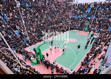 (230325) -- TAIJIANG, 25. März 2023 (Xinhua) -- Teenager spielen Basketball in Taipan Village, Taijiang County, Guizhou Province im Südwesten Chinas, 25. März 2023. „Village Basketball Association“ oder „Village BA“ ist ein Basketballturnier mit Grassroot im Dorf Taipan. Diese von Einheimischen organisierte Veranstaltung hat im Laufe der Jahre an Popularität gewonnen und zieht eine große Menge von Zuschauern und Teilnehmern gleichermaßen an. Das Turnier zeigt die Leidenschaft und das Können von Basketballspielern aus ländlichen Gebieten, während sie auf dem Platz gegeneinander antreten und ihre Teamarbeit demonstrieren. (Xinhua/Liu Xu) Stockfoto