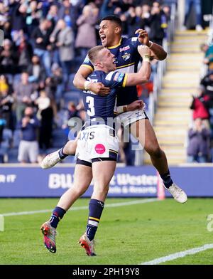 Harry Newman (links) von Leeds Rhinos feiert mit David Fusitua den siebten Versuch seiner Seite während des Spiels der Betfred Super League im Headingley Stadium, Leeds. Foto: Samstag, 25. März 2023. Stockfoto