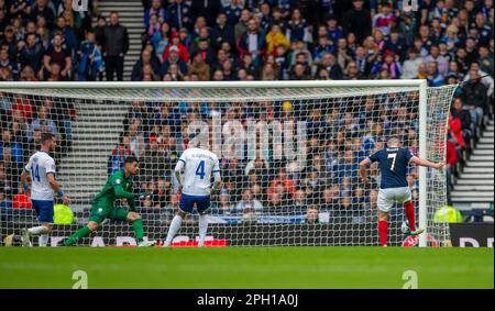 Glasgow, Schottland, Großbritannien. Glasgow, Großbritannien. 25. März 2023. 25. März 2023; Hampden Park, Glasgow, Schottland: Euro 2024 Qualifier Football, Schottland gegen Zypern; John McGinn aus Schottland schafft 1-0 nach Schottland in der 21.-minütigen Kreditlinie: Action Plus Sports Images/Alamy Live News Credit: Action Plus Sports Images/Alamy Live News Stockfoto