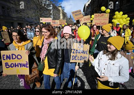 Prag, Tschechische Republik. 25. März 2023. März durch Prag zur Unterstützung der Gesundheit von Frauen, die an Endometriose leiden, im Rahmen der Endomarch-Weltkampagne, Prag, Tschechische Republik, 25. März 2023. Kredit: VIT Simanek/CTK Photo/Alamy Live News Stockfoto