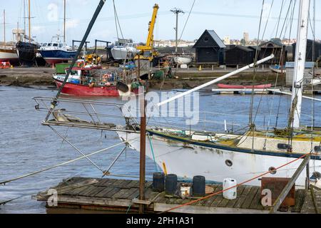 Boote am Fluss Blyth in Walberswick auf den Suffolk COAs Stockfoto