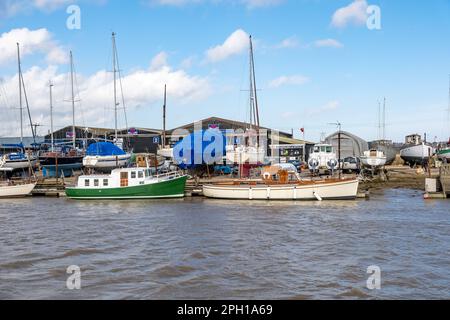 Boote auf dem Fluss Blyth in Walberswock an der Suffolk Coast Stockfoto