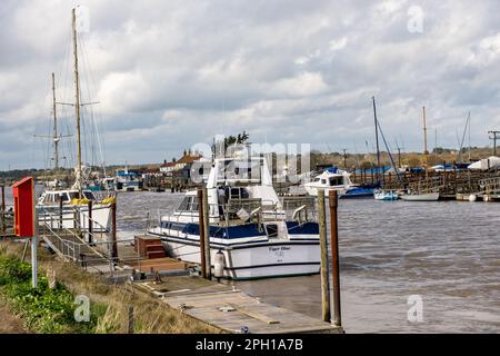 Boote auf dem Fluss Blyth in Walberswock an der Suffolk Coast Stockfoto