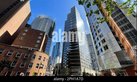 Kommerzieller Wolkenkratzer und Wohnblock mit Gouverneur Philip und Macquarie Tower, Aurora Place und 1 Bligh Street in Sydney, Australien Stockfoto