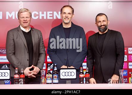 München, Deutschland. 25. März 2023. Thomas Tuchel (C), Vorsitzender des FC Bayern Oliver Kahn (L) und Bayern Sportdirektor Hasan Salimhamidzic nehmen an einer Pressekonferenz Teil, da Thomas Tuchel am 25. März 2023 offiziell zum Cheftrainer des Bayern München ernannt wurde. Kredit: Philippe Ruiz/Xinhua/Alamy Live News Stockfoto