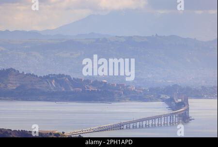 Richmond - die San Rafael Bridge zieht sich an verschwommenen Tagen über die Bucht von San Francisco Stockfoto