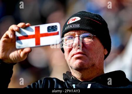 London, Großbritannien. 25. März 2023. Saracens Unterstützer beim Gallagher Premiership Rugby-Spiel zwischen Saracens und Harlequins im Tottenham Hotspur Stadium, London, England am 25. März 2023. Foto von Phil Hutchinson. Nur redaktionelle Verwendung, Lizenz für kommerzielle Verwendung erforderlich. Keine Verwendung bei Wetten, Spielen oder Veröffentlichungen von Clubs/Ligen/Spielern. Kredit: UK Sports Pics Ltd/Alamy Live News Stockfoto