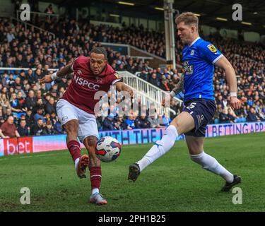 Peterborough, Großbritannien. 25. März 2023. Josh Knight #5 von Peterborough United setzt Nathaniel Mendez-Laing #11 von Derby County's Cross für eine Ecke während des Sky Bet League 1-Spiels Peterborough vs Derby County im Weston Homes Stadium, Peterborough, Großbritannien, 25. März 2023 (Foto von Mark Cosgrove/News Images) in Peterborough, Großbritannien, am 3./25. März 2023. (Foto: Mark Cosgrove/News Images/Sipa USA) Guthaben: SIPA USA/Alamy Live News Stockfoto