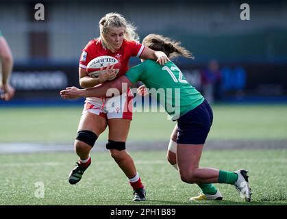 Alex Callender (links) von Wales wird von Irlands Enya Breen beim TikTok Women's Six Nations Match im Cardiff Arms Park in Cardiff angegriffen. Foto: Samstag, 25. März 2023. Stockfoto