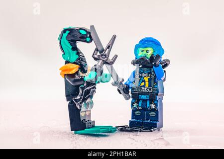 LEGO ninjago Minifigures kämpfen, Kampfszene mit lego-Spielzeug festlegen, Bild mit Wassertropfen, Diver Jay gegen Maaray Guard ninjago Figuren Stockfoto