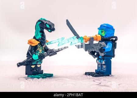 LEGO ninjago Minifigures kämpfen, Kampfszene mit lego-Spielzeug festlegen, Bild mit Wassertropfen, Diver Jay gegen Maaray Guard ninjago Figuren Stockfoto