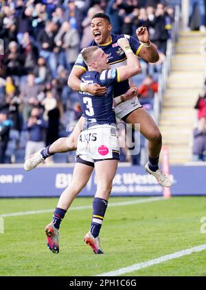 Harry Newman (links) von Leeds Rhinos feiert mit David Fusitua den siebten Versuch seiner Seite während des Spiels der Betfred Super League im Headingley Stadium, Leeds. Foto: Samstag, 25. März 2023. Stockfoto