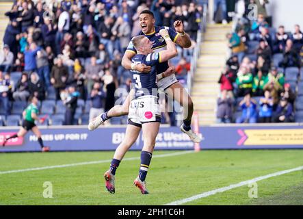 Harry Newman (links) von Leeds Rhinos feiert mit David Fusitua den siebten Versuch seiner Seite während des Spiels der Betfred Super League im Headingley Stadium, Leeds. Foto: Samstag, 25. März 2023. Stockfoto