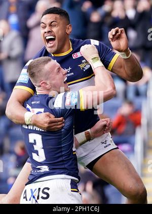 Harry Newman (links) von Leeds Rhinos feiert mit David Fusitua den siebten Versuch seiner Seite während des Spiels der Betfred Super League im Headingley Stadium, Leeds. Foto: Samstag, 25. März 2023. Stockfoto