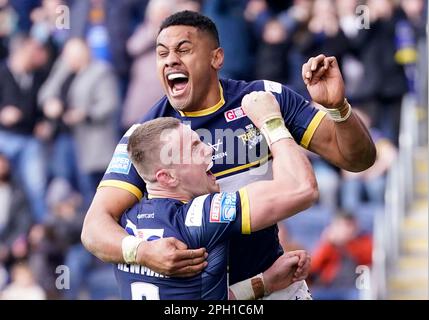 Harry Newman (links) von Leeds Rhinos feiert mit David Fusitua den siebten Versuch seiner Seite während des Spiels der Betfred Super League im Headingley Stadium, Leeds. Foto: Samstag, 25. März 2023. Stockfoto