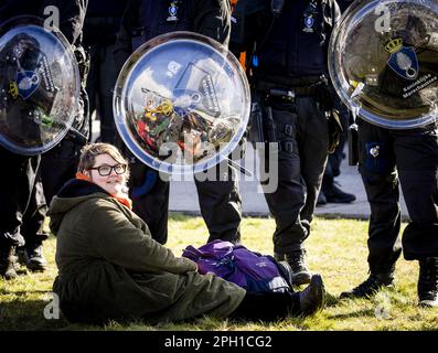 Eindhoven, Niederlande. 25. März 2023. EINDHOVEN - Asha Ten Broeke wird während einer Aktion des Aussterbens Rebellion am Flughafen Eindhoven festgenommen. Die Aktivisten sind sehr besorgt über den Schaden, den der Luftverkehr dem Klima verursacht. ANP SEM VAN DER WAL netherlands Out - belgien Out Credit: ANP/Alamy Live News Stockfoto