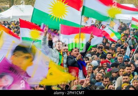 25. März 2023, Hessen, Frankfurt/Main: Die Menschen nehmen an der zentralen Feier des kurdischen Neujahrs "Newroz" Teil und schwenken mit kurdischen Flaggen. Tausende von Menschen aus ganz Deutschland haben sich im Rebstockpark versammelt. Foto: Andreas Arnold/dpa Stockfoto