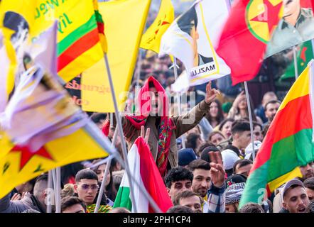 25. März 2023, Hessen, Frankfurt/Main: Die Menschen nehmen an der zentralen Feier des kurdischen Neujahrs "Newroz" Teil und schwenken mit Fahnen. Dazu gehören Flaggen mit Symbolen der Kurdischen Arbeiterpartei PKK, die in vielen Ländern als terroristische Organisation eingestuft ist. Tausende von Menschen aus ganz Deutschland haben sich im Rebstockpark versammelt, um das kurdische Neujahr „Newroz“ zu feiern. Foto: Andreas Arnold/dpa Stockfoto