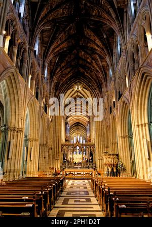 Blick nach Osten durch den Chor zum Hochaltar in Worcester Cathedral, Worcester, Worcestershire, England, Großbritannien - 28. Januar 2023. Stockfoto