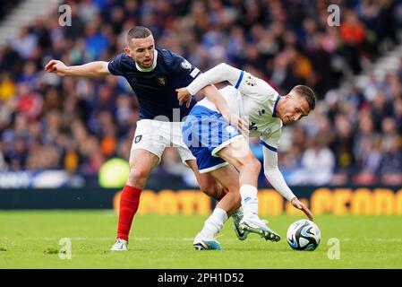 John McGinn aus Schottland (links) und Danilo Spoljaric aus Zypern kämpfen während des Qualifikationsspiels der UEFA Euro 2024 Group A im Hampden Park in Glasgow um den Ball. Foto: Samstag, 25. März 2023. Stockfoto