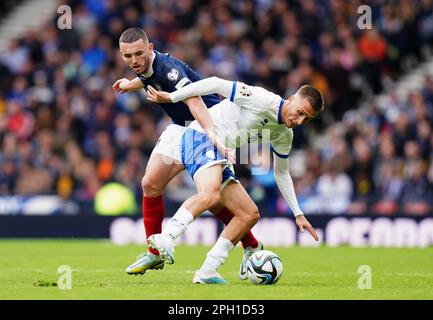 John McGinn aus Schottland (links) und Danilo Spoljaric aus Zypern kämpfen während des Qualifikationsspiels der UEFA Euro 2024 Group A im Hampden Park in Glasgow um den Ball. Foto: Samstag, 25. März 2023. Stockfoto