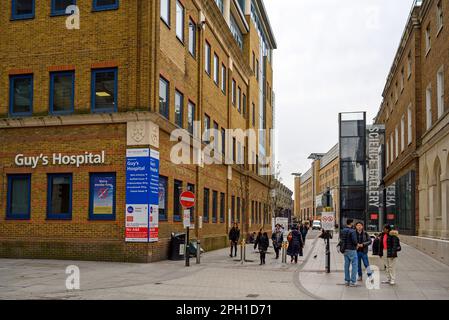 London, Großbritannien: Eintritt zum Guy's Hospital Campus am Great Maze Pond. Blick von der St Thomas Street in der Nähe der London Bridge Station. Stockfoto