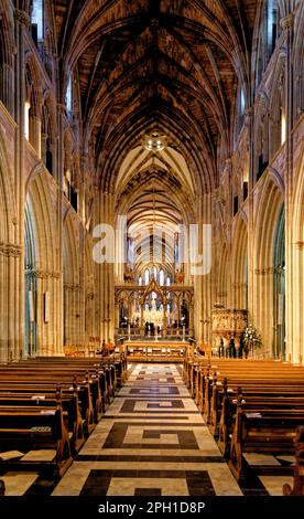 Blick nach Osten durch den Chor zum Hochaltar in Worcester Cathedral, Worcester, Worcestershire, England, Großbritannien - 28. Januar 2023. Stockfoto