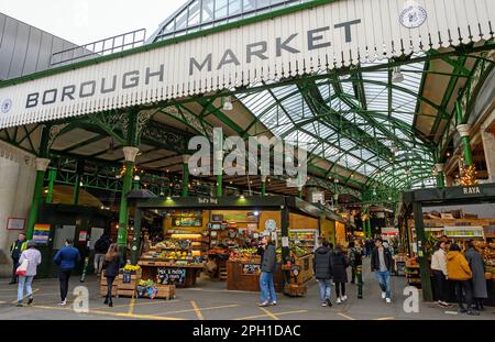 London, Großbritannien: Eintritt zum Borough Market auf der Stoney Street und Stände für frisches Obst und Gemüse. Ein berühmter und historischer Lebensmittelmarkt in der Nähe der London Bridge. Stockfoto
