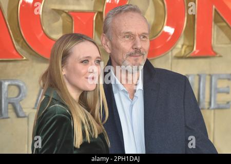 London, Großbritannien, 23. März 2023. Anthony Head und Emily Head bei der britischen Premiere von „Dungeons & Dragons: Honour among Thieves“ am Cineworld Leicester Square Stockfoto