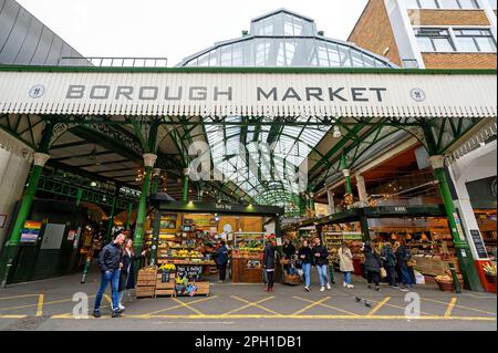 London, Großbritannien: Eintritt zum Borough Market auf der Stoney Street und Stände für frisches Obst und Gemüse. Ein berühmter und historischer Lebensmittelmarkt in der Nähe der London Bridge. Stockfoto