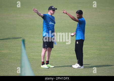 Mustafizur Rahman (R) und Bowlingtrainer Allan Donald (L), da Bangladesch T20I Cricket Team am Zahur Ahmed Chowdhury Stadium, Sagorika, Stockfoto