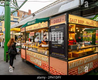 London, Vereinigtes Königreich: Ein Imbissstand zum Mitnehmen im Borough Market. Dieser berühmte und historische Lebensmittelmarkt ist an diesem Standort seit 1756 im Handel. Stockfoto