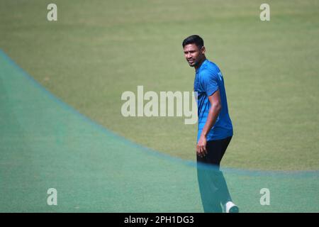 Mustafizur Rahman als Bangladesch T20I Cricket Team nimmt am Training im Zahur Ahmed Chowdhury Stadium, Sagorika, Chattogram, Bangladesch Teil. Drei passen zu T20 Stockfoto