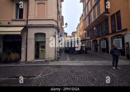 Marktstände auf einem Platz in einer italienischen Stadt an einem bewölkten Tag Stockfoto