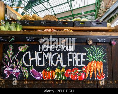 London, UK: Unterzeichnen Sie einen Obst- und Gemüsestand im Borough Market. Dieser berühmte und historische Lebensmittelmarkt ist an diesem Standort seit 1756 im Handel Stockfoto