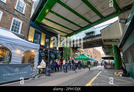 London, Großbritannien: Stoney Street neben Borough Market mit Eisenbahnbrücken darüber. Diese Straße in der Nähe der London Bridge hat viele Pubs und Restaurants. Stockfoto