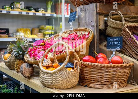 Nahaufnahme von frischem Obst an einem Stand in Borough Market, London, Großbritannien. Dieser berühmte und historische Lebensmittelmarkt ist an diesem Standort seit 1756 im Handel. Stockfoto