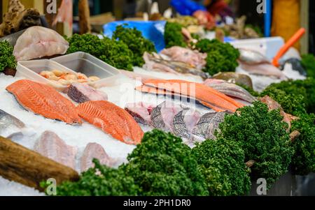 London, Großbritannien: Nahaufnahme von frischem Fisch an einem Stall im Borough Market. Dieser berühmte und historische Lebensmittelmarkt ist an diesem Standort seit 1756 im Handel. Stockfoto