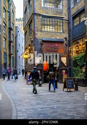 London, Vereinigtes Königreich: Clink Street in Southwark in der Nähe der London Bridge und des Borough Market. Fußgänger und das Clink-Gefängnismuseum. Stockfoto