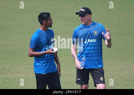 Mustafizur Rahman (L) und Bowlingtrainer Allan Donald (R), da Bangladesch T20I Cricket Team am Zahur Ahmed Chowdhury Stadium, Sagorika, Stockfoto