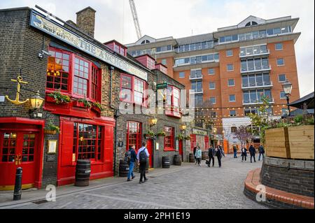 London, Vereinigtes Königreich: Der Anchor Pub auf der Bankside in Southwark. Dies ist ein traditioneller alter Londoner Pub in der Nähe der Themse. Stockfoto
