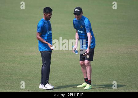 Mustafizur Rahman (L) und Bowlingtrainer Allan Donald (R), da Bangladesch T20I Cricket Team am Zahur Ahmed Chowdhury Stadium, Sagorika, Stockfoto