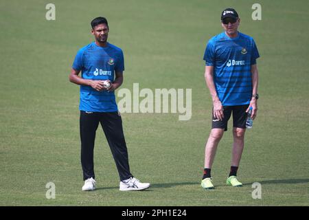 Mustafizur Rahman (L) und Bowlingtrainer Allan Donald (R), da Bangladesch T20I Cricket Team am Zahur Ahmed Chowdhury Stadium, Sagorika, Stockfoto