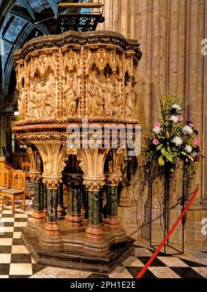 Kunstvoll geschnitzte Steinkanzel und Quire in Worcester Cathedral, Worcester, Worcestershire, England, Großbritannien - 28. Januar 2023. Stockfoto